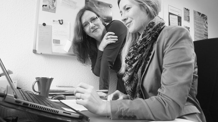 Prof. Dr. Christiane Maaß und Isabel Rink bei der Arbeit