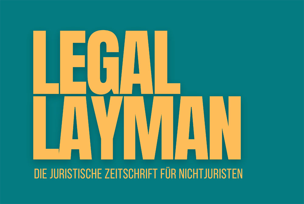 Oranger Schriftzug Legal Layman in großen Lettern auf dunkelgrünem Hintergrund