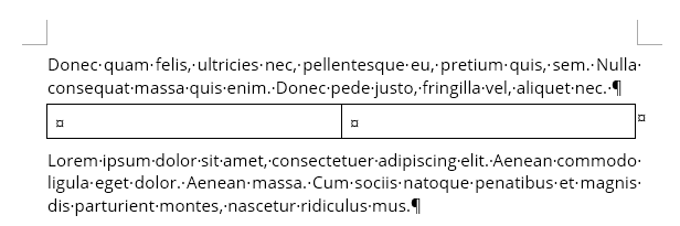 Einzeilige Tabelle mit zwei gleich großen Spalten und schwarzem Rahmen; in den beiden oberen Ecken über dem Text befinden sich zwei graue rechte Winkel