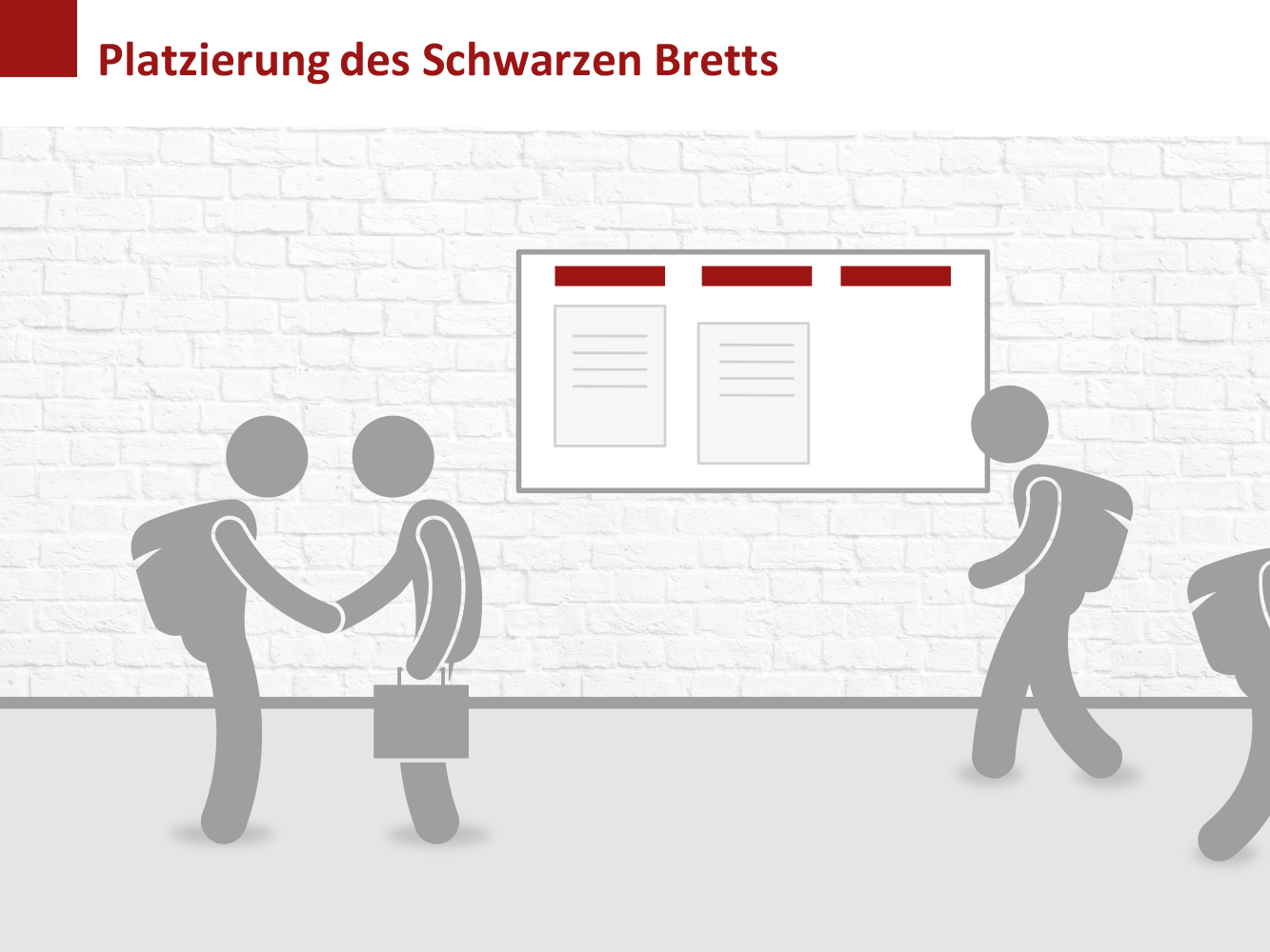 Folie Platzierung des Schwarzen Bretts Schwarzes Brett an einer Wand mit offenem Mauerwerk. Davor laufen Personen auf und ab