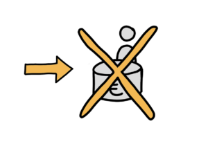 Einfache Zeichnung eines dicken orangen Pfeils, der auf eine graue Strichfigur weist, die hinter einem grauen tortenähnlichen Objekt mit Eurozeichen steht. Über dem Objekt und der Figur liegt ein dickes oranges Kreuz