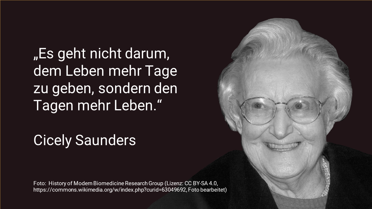 Schwarze PowerPoint-Folie mit dem SW-Porträt von Cicely Saunders als lächelnde ältere Dame mit weißem Haar und Brille; daneben in weißer Schrift das Zitat "Es nicht darum, dem Leben mehr Tage zu geben, sondern den Tagen mehr Leben."