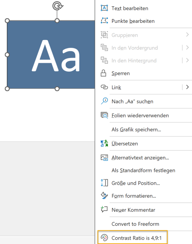Screenshot einer ausgewählten dunkelblauen Form mit zwei weißen Buchstaben und aufgeklapptem Kontextmenü, in dem ganz unten der Punkt Contrast Ratio is 4,9:1 mit einem Farbpaletten-Icon angezeigt wird. Dieser Punkt ist markiert.