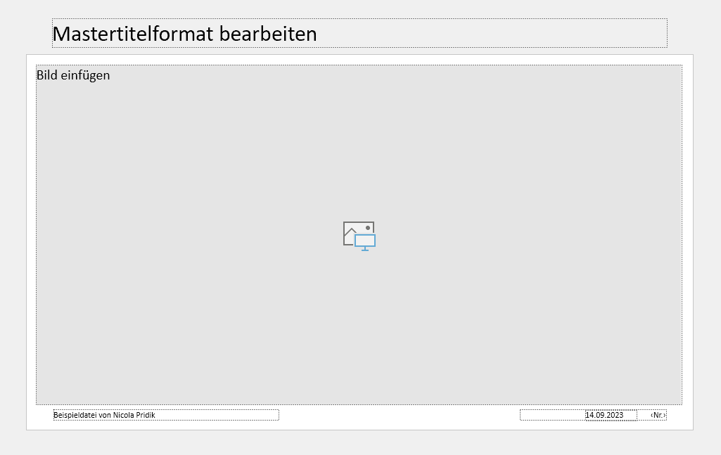 Screenshot eines Folienlayouts in PowerPoint, das vollständig mit einem Bildplatzhalter gefüllt ist. Im grauen Bereich über der Folie liegt ein Platzhalter, in dem Mastertitelformat bearbeiten steht.