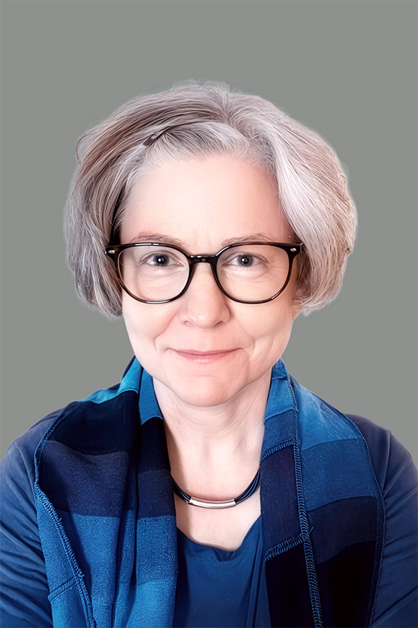 Nicola Pridik 2025 Porträtfoto einer Frau Mitte 50 mit kurzen welligen Haaren und Brille